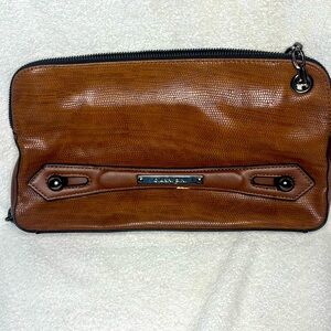 Brand-new Gianni Bini shoulder bag with a timeless and versatile design.